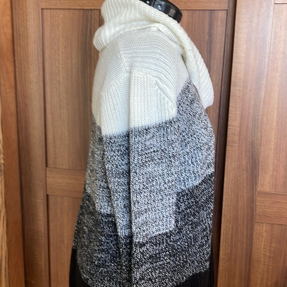 Ladies Sweater - Picture 3 of 3